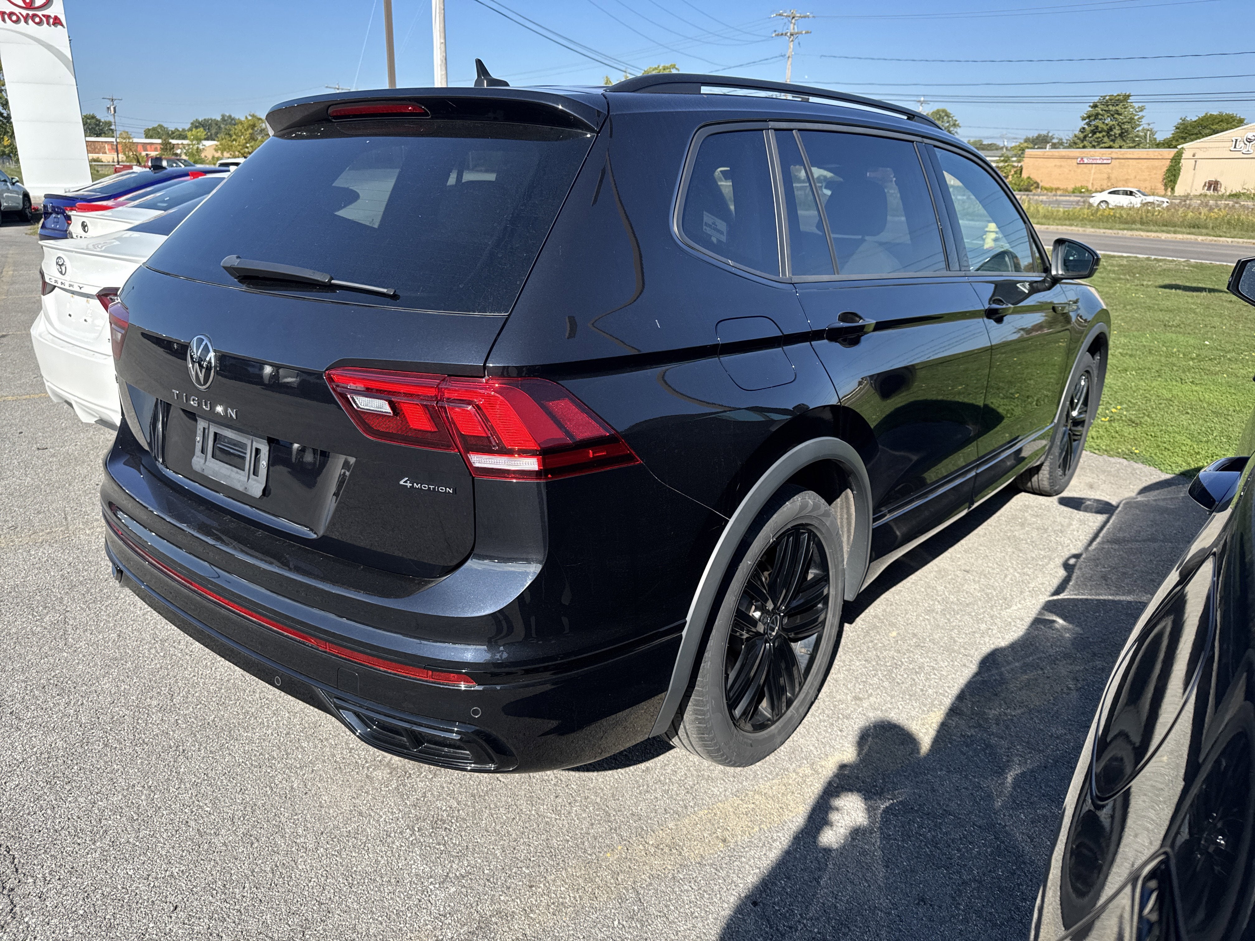 2022 Volkswagen Tiguan SE R-Line Black