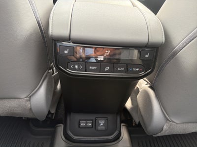 2022 Toyota Highlander Hybrid Platinum