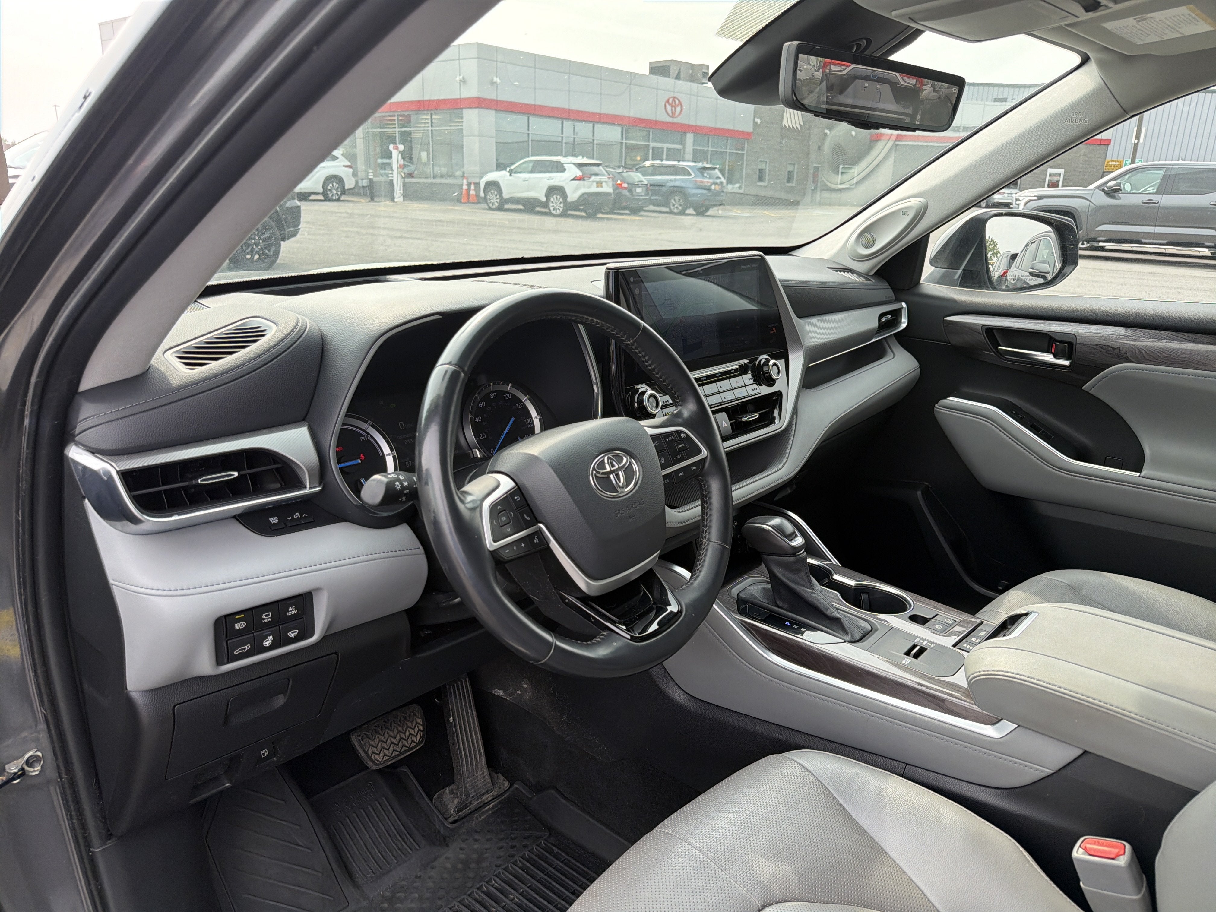 2022 Toyota Highlander Hybrid Platinum