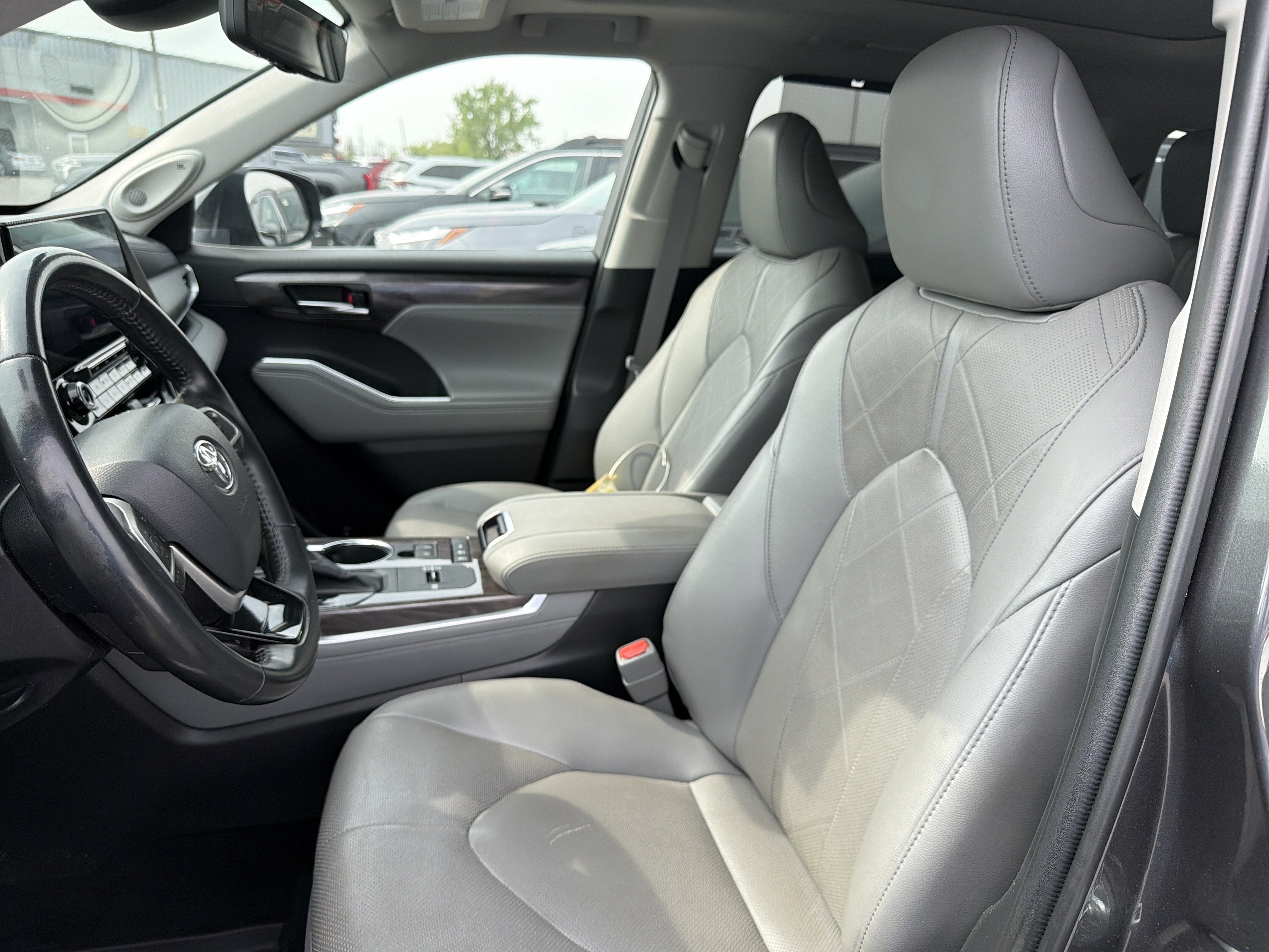 2022 Toyota Highlander Hybrid Platinum