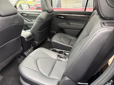 2026 Toyota Highlander Hybrid Platinum